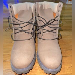 Timberland 6” Premium Boots
Color- Cinnamon Brown 
Size- 9.5
Good Condition